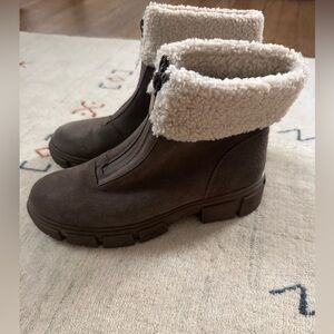 Blondo women's boots, size 8.  Never worn